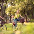Familie fährt mit dem Rad durch den Park